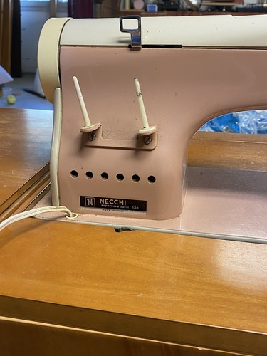 Macchina da cucire Necchi Supernova ultra vintage rosa funzionante + extra pedale ginocchio - Foto 3 di 6