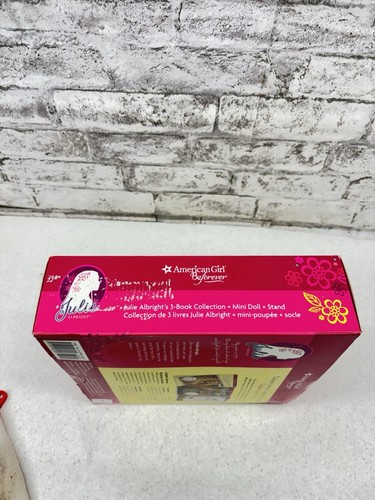 American Girl Beforever Julie Mini Puppe & Bücher - Bild 5 von 8