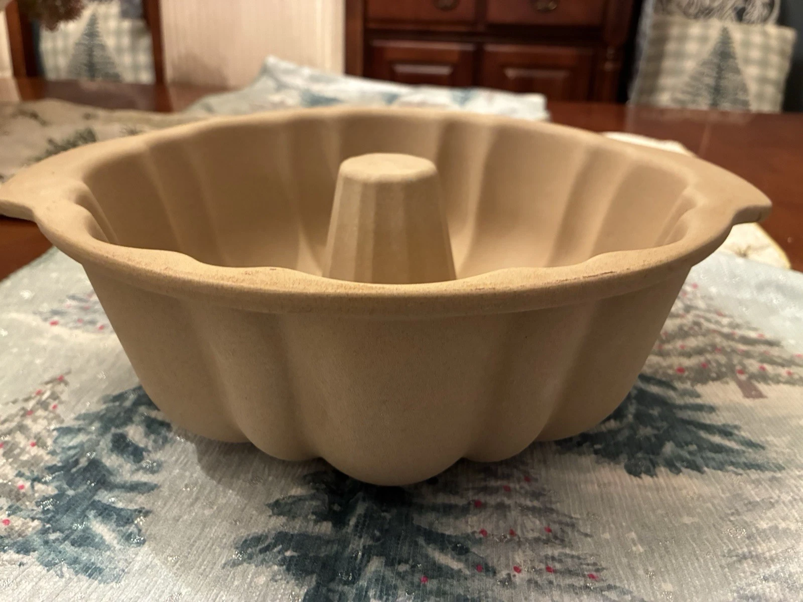 Pampered Chef 10" Fluted Stoneware Bundt Cake Pan Family Heritage Collection USA