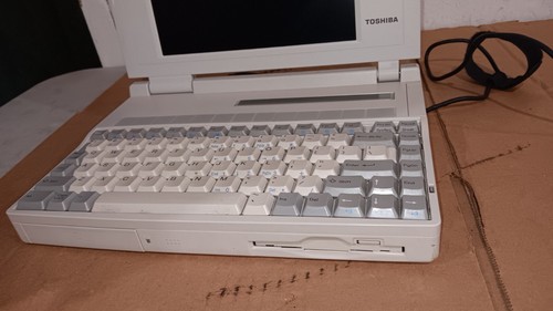 Vintage Retro Toshiba T4500 Laptop Intel 486SX-20 processor 8.4" LCD Screen P/R - Picture 8 of 17