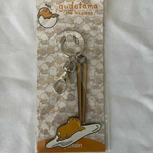 Gudetama Bacchette Smalto Metallo Portachiavi Sanrio Con Licenza NUOVO - Foto 2 di 3