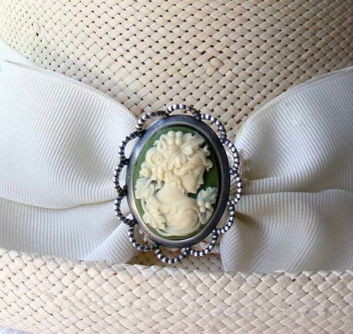 PIN SOMBRERO con COLOR MARFIL JOVEN DAMA EN CAMAFEO VERDE - Ajuste Acabado Plateado - Imagen 3 de 8