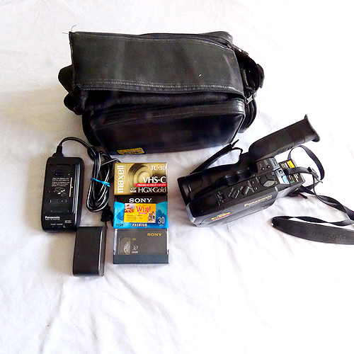 Panasonic Palmcorder IQ PV-D426 VHS-C Camcorder Bundle Tapes Batteries TESTED Panasonic Palmcorder IQ PV-D426 VHS-C Camcorder Bundle Tapes Batteries TESTED