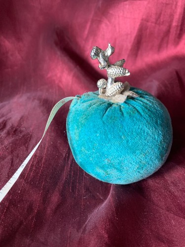 Vintage Florenza Style Poodle Pin Cushion and Tape Measure Sewing Notion Rare - Foto 4 di 6