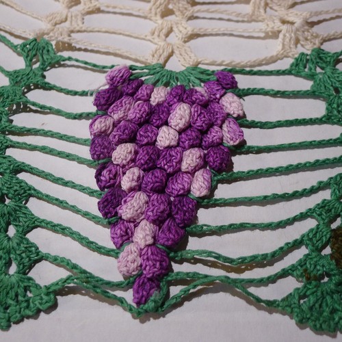 Hand Crocheted Round Purple Grapes Green White Doily 20" Tiny spot Vintage - Imagen 3 de 5