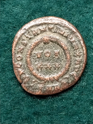 Roman Bronze Coin. CONSTANTINE I, AE-Follis. Heraclea. VOT Wreath, 19mm, 2.7gr