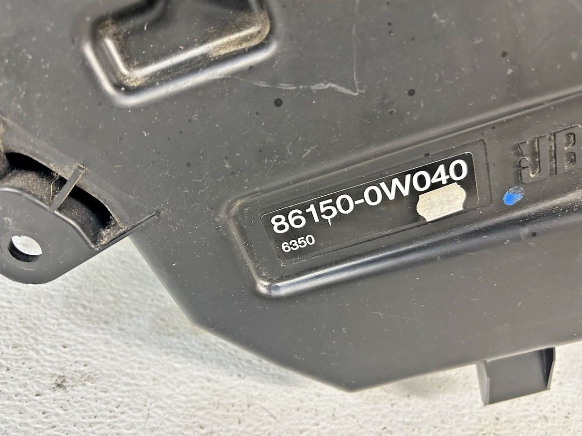 2003-2005 Toyota 4Runner JBL amplifier w subwoofer box amp 86280