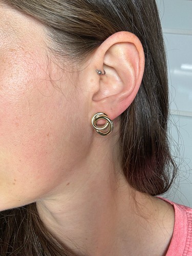 Aretes pequeños Sheila Fajl Sardegna enchapados en oro pulido de 18 k - Imagen 4 de 6