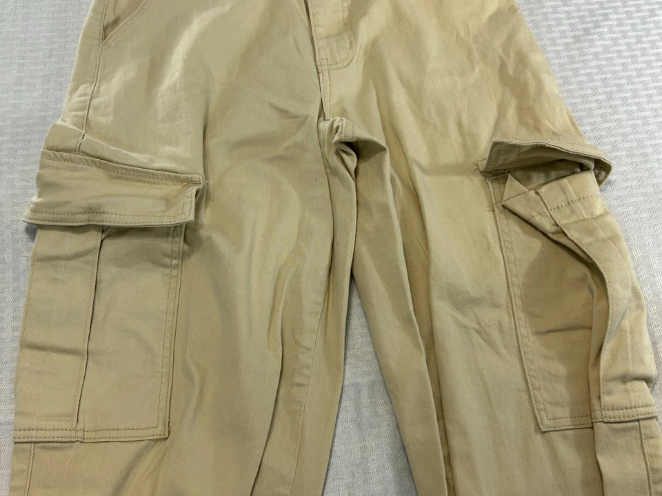 Pantalones cargo Rue 21 beige talla pequeña Foto 3 de 4