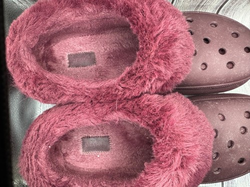 Zueco Crocs Hombre Cereza Oscura Furever Crush Forrado Talla 12 - Imagen 4 de 13