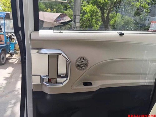 Inner Sliding Door Handle Cover for 2021+ Toyota Sienna ( one pair) Silver - Picture 3 of 3