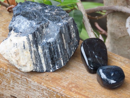 Raw Black Tourmaline Crystal Chunk & 2 Polished Black Tourmaline Tumble Stones - Bild 1 von 5