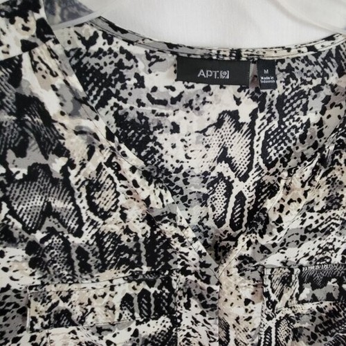 Apt. 9 Medium Blouse Snakeskin Black White Gray V-neck 3/4 sleeve pockets EUC - Picture 5 of 11