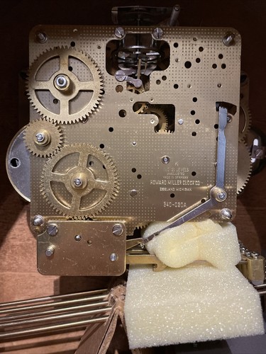 Howard Miller Worthington Orologio con cappotto 613-102 – Finitura rovere Yorkshire - Foto 9 di 12