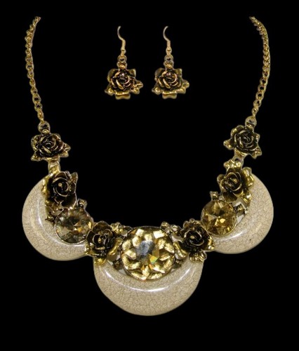 Conjunto de collar y pendiente de flor beige con cristales grandes - NUEVO - Imagen 2 de 12