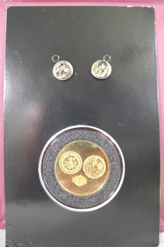 NUOVO 2003 Pilgrim Road Harley 100th Anniversary Union Gold Coin & Peltro Pin Set - Foto 4 di 6