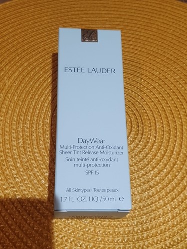 Estee Lauder DayWear Moisturizer Sheer Tint Release with SPF 15, 50ml -... - Picture 4 of 9