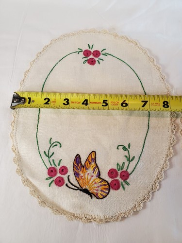 Vintage Handmade Embroidered Flowers And Butterflies Doilies Set Of 2 - Picture 10 of 10