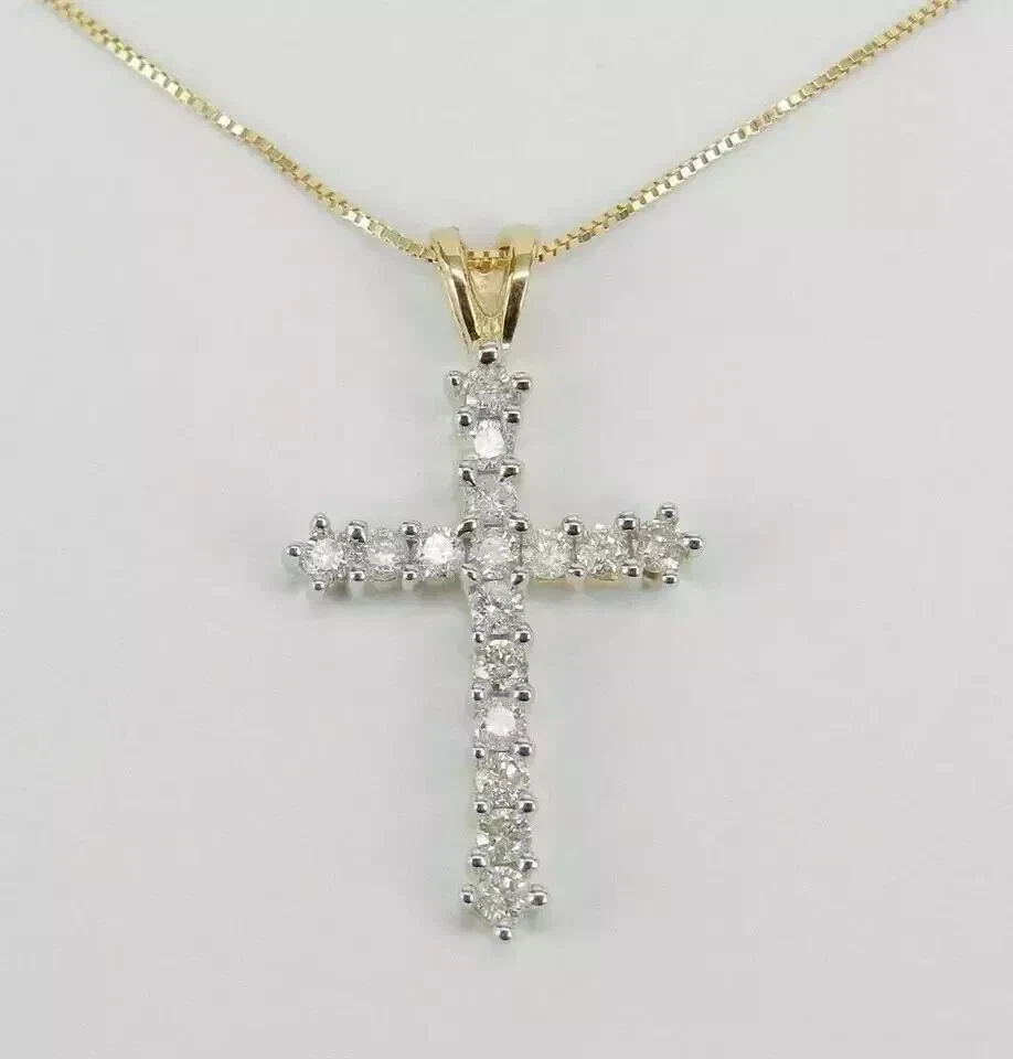 Colgante de cruz de diamantes de corte redondo de 1,3 quilates enchapado en oro amarillo de 14 k para hombre Foto 4 de 4