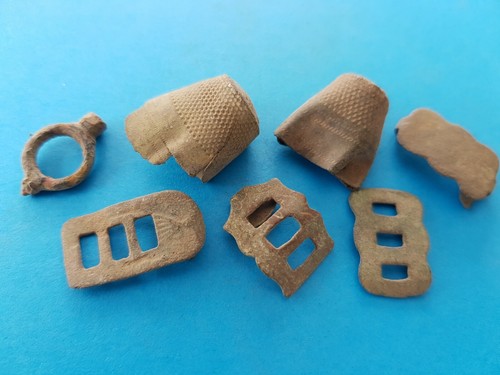 Nice little old lot of thimbles/clog fasteners etc Please read description L128L