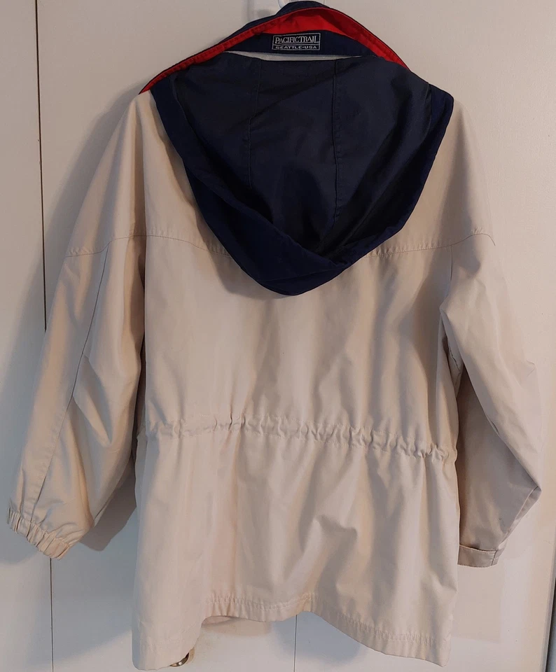 Abrigo con Capucha Ocultable Pacific Trail Para Mujer Talla M Tostado con Borde Azul y Rojo de Lino Foto 2 de 4