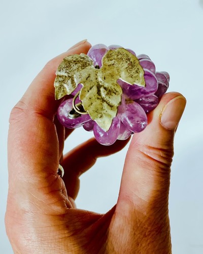 Small Tumbled Amethyst Bunch of Grapes with Leaf - Picture 15 of 16