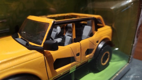 Jeep Wrangler 2007 Jada® Just Trucks® 2007 fundido a presión a escala 1:24 nuevo con neumáticos adicionales - Imagen 9 de 17