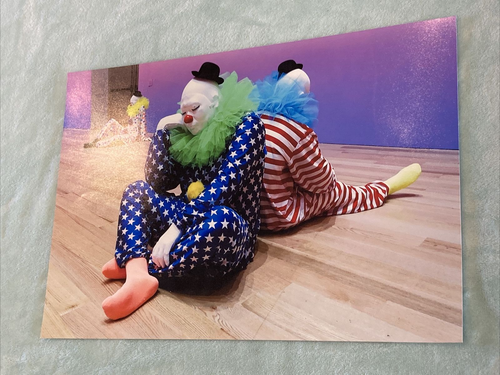 Bunter Pantomime Clown im Miami Museum Foto 19" x 13" ungerahmt rot weiß - Bild 1 von 8