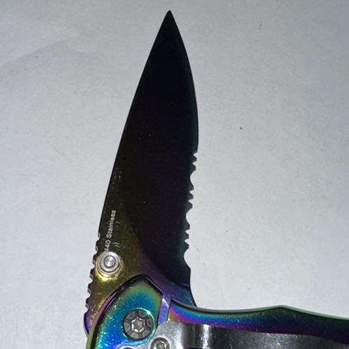 Cuchillo Clip Plegable Boker Magnum Arco Iris Parcialmente Dentado FrameLock - Imagen 5 de 8