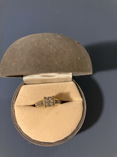 18CT YELLOW GOLD NATURAL DIAMOND ENGAGEMENT/DRESS RING SIZE H & 1/2 VALUE $4000 - Picture 8 of 10