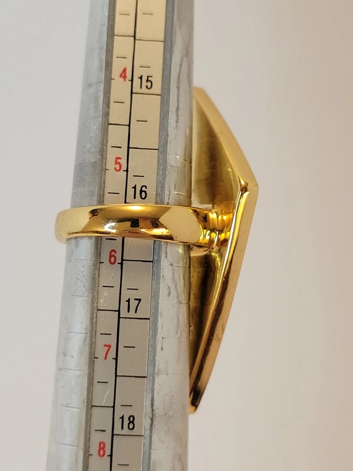 Anillo asimétrico en forma de diamante Belle Noel Kim Kardashian con esmalte coral Foto 4 de 4