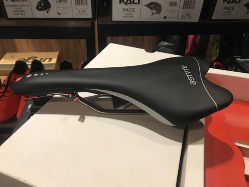 Astute Skyline SR Bike Saddle black-silver-BLACK 135mm Titan-V Rail Road - Picture 1 of 5