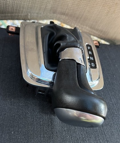 HSV-HOLDEN 2013-2017 VF GTS-CLUBSPORT GM AUTO GEAR SHIFTER SELECTOR & SURROUND!! - Picture 5 of 22