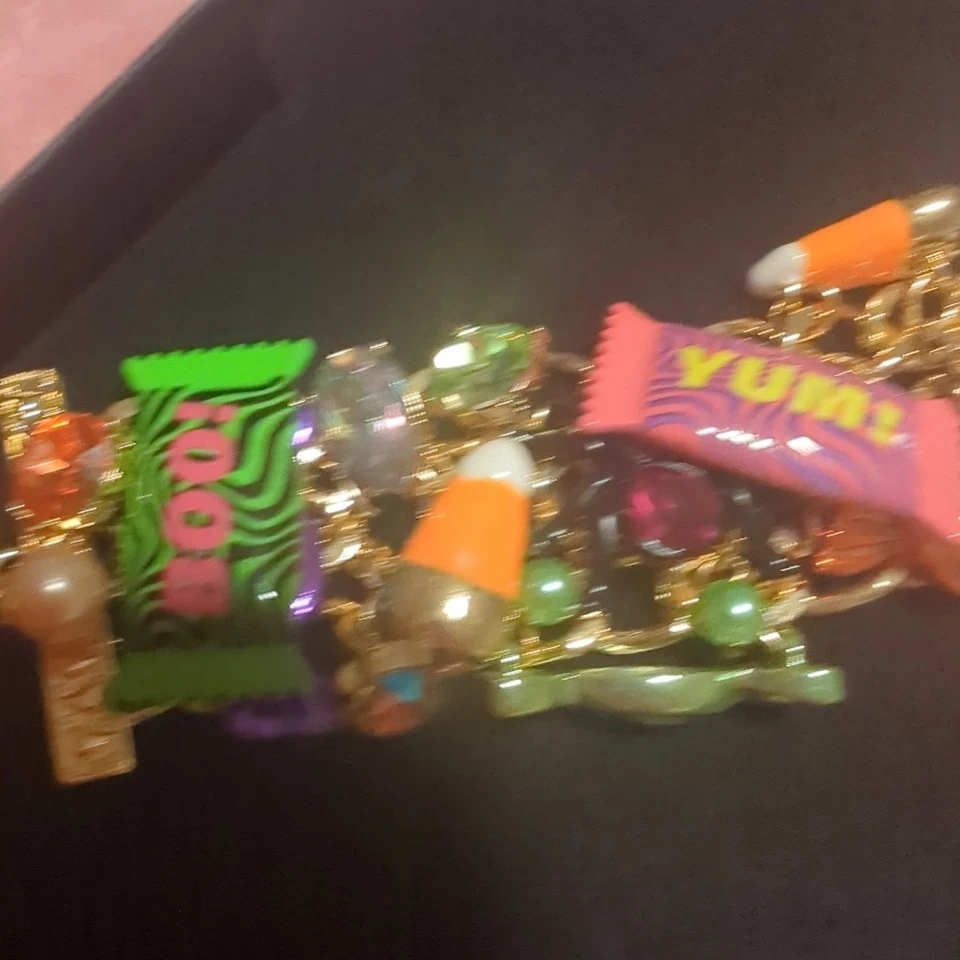 NUEVO CON ETIQUETAS Pulsera Betsey Johnson Halloween Ghoul Friends Candy Toggle Precio de venta sugerido por el fabricante 128 USD Foto 2 de 4