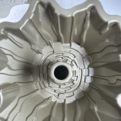 Padella per torte Nordic Ware Stump de Noel Williams Sonoma Bundt - Foto 3 di 13