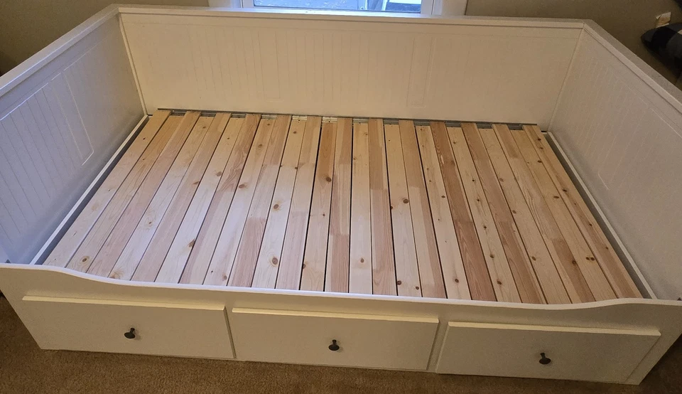 Sofá cama IKEA blanco con cajones de almacenamiento Foto 2 de 2