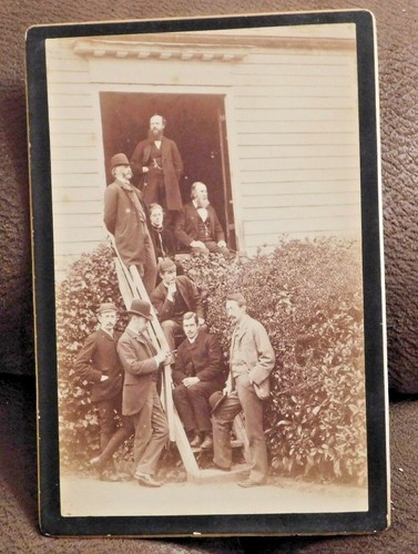 SPÄTVIKTORIANISCHES / FRÜHES EDWARDIANISCHES SEPIA-FOTO EINER GRUPPE VON MÄNNERN & EINER DAME - Bild 1 von 3