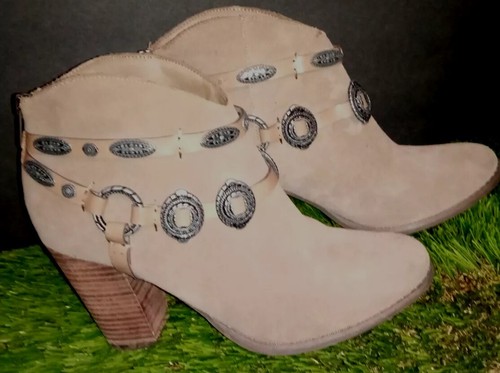 very volatile Booties Size 7 Beige Soft Leather Look Metal Accents Western Boot - Picture 4 of 13