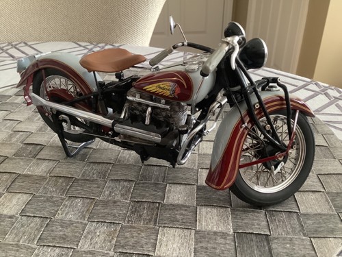 Danbury Mint 1938 Indian Four motorcycle 1:10 - Picture 5 of 9