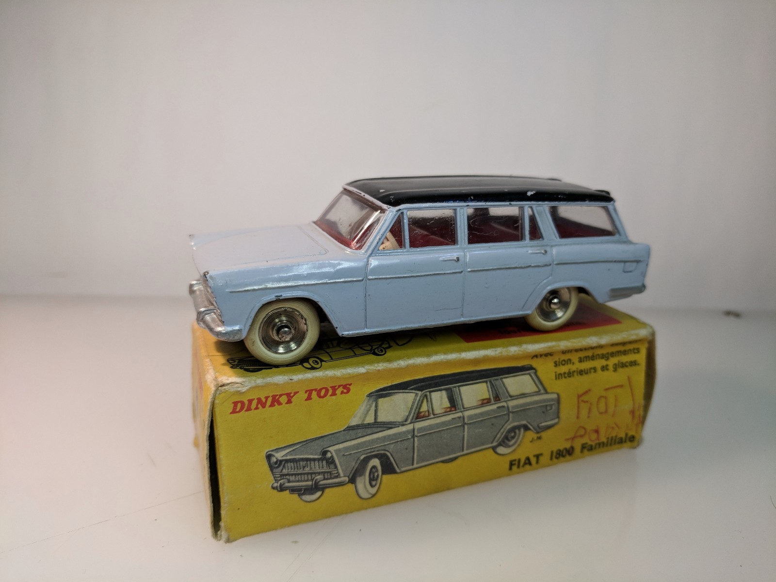- El viejo juguete francés.Fiat 1800 negro palma púrpuraa de menta - El viejo juguete francés.Fiat 1800 negro palma púrpuraa de menta