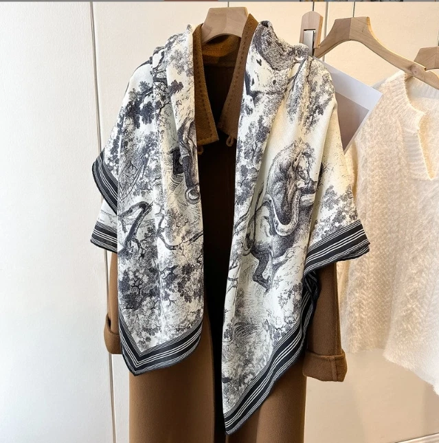 Mantón bufanda con estampado de selva animal blanco y negro 70 % cachemir 30 % seda 53 Foto 2 de 4