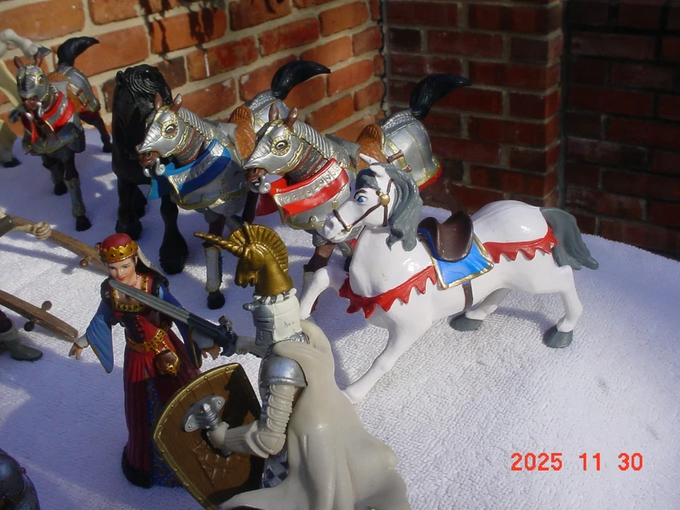 Lote grande de figuras de caballos de caballeros medievales de Papo Foto 4 de 4