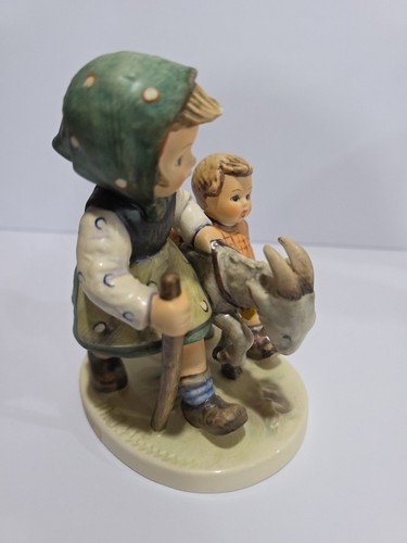 Goebel Hummel - « Homeward Bound » - #334 - TMK5 - Garçon fille chèvre marchant - Photo 3/8