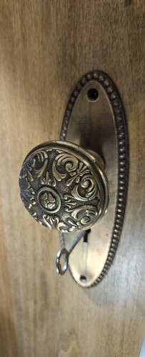 Antiguo juego de cerraduras de latón con perillas de puerta en relieve floral llave placa de golpe tornillos - Imagen 4 de 23