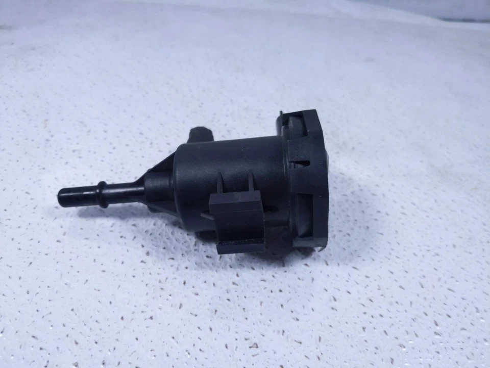 Electroválvula de purga de vapor Mercedes-Benz Metris Evap 2016-2023 000-476-06-00-64 Foto 4 de 4