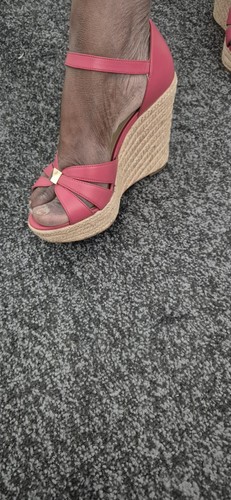 Michael Kors pink/brown platform heels With Golden Bow Detail - Picture 2 of 9