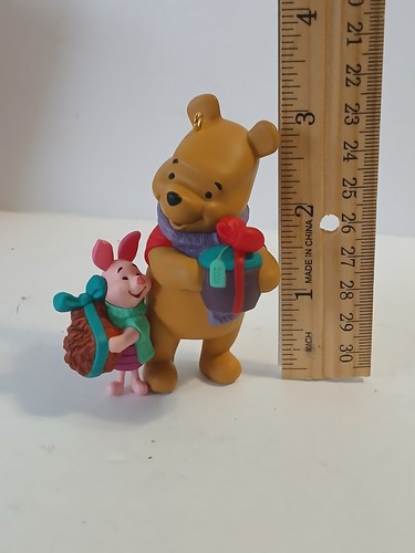 Hallmark Disney Winnie Pooh "¡Justo lo que querían!" Adorno de Navidad  - Imagen 4 de 6