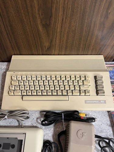 Commodore 64 Computer w/ Power Supply leads C2N Cassette & 10 games - Afbeelding 2 van 24