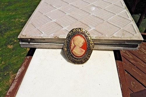 VINTAGE COSTUME JEWELRY PERI WHITE CAMEO W/ PEACH BACK GOLD TONE BROOCH/NECKLACE - Picture 2 of 12
