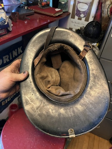 Vintage raro vecchio casco pompiere MSA Skullgard casco vigili del fuoco 2 distintivo MFD - Foto 6 di 13